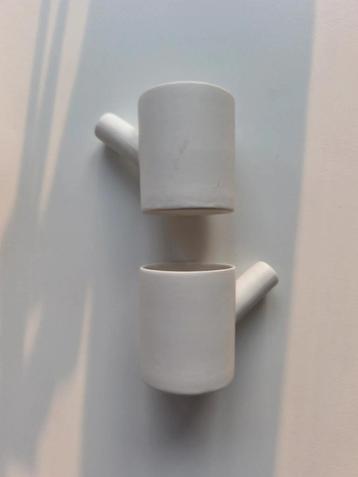 2 keramische witte designbekers/mokken van Serax beschikbaar voor biedingen