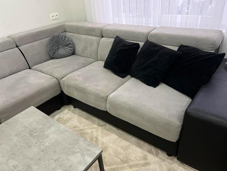 Zithoek te koop, grijs stof, zwart lederlook aan de zijkant., Huis en Inrichting, Zetels | Complete zithoeken, Zo goed als nieuw