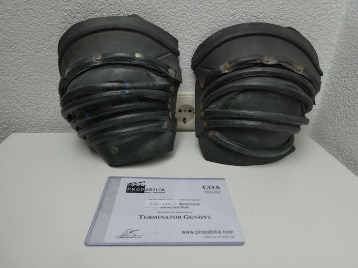 Terminator Genisys props shoulder pads (2 pieces), Verzamelen, Film en Tv, Gebruikt, Film, Ophalen of Verzenden