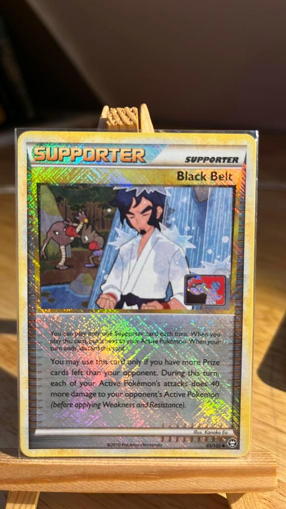 Black Belt trainer #85, Hobby en Vrije tijd, Verzamelkaartspellen | Pokémon, Nieuw, Losse kaart, Ophalen of Verzenden