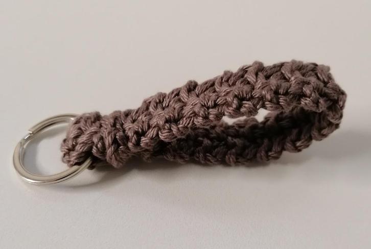 Gehaakte sleutelhanger met metalen ring. Nieuw., Hobby en Vrije tijd, Breien en Haken, Nieuw, Ophalen of Verzenden