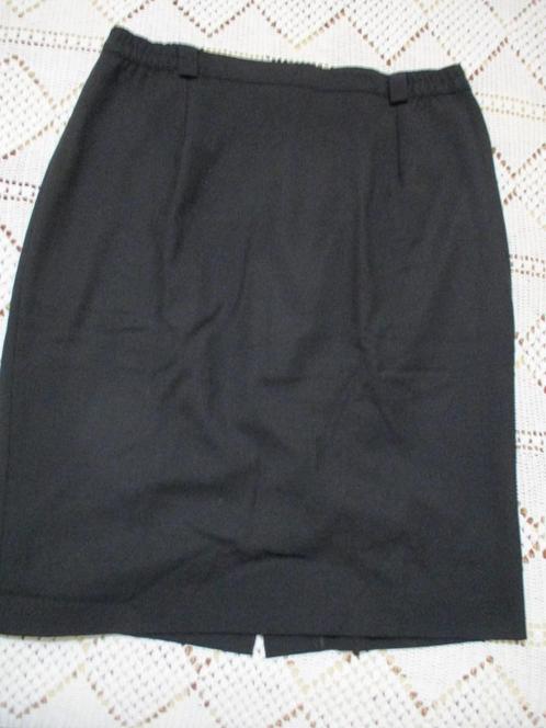 Zwarte rok DM Styling maat 46, lende 42 cm, Kleding | Dames, Rokken, Zo goed als nieuw, Maat 46/48 (XL) of groter, Zwart, Knielengte