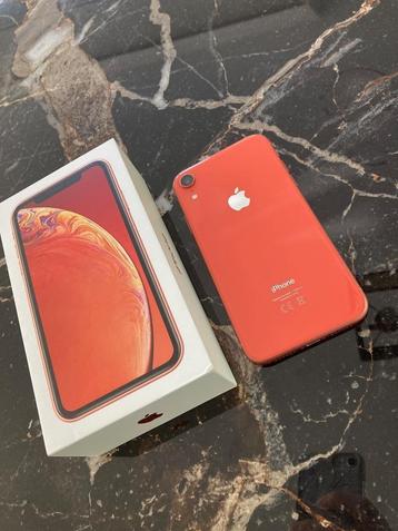 I PHONE XR 64 GB KORAAL  MET DOOS disponible aux enchères