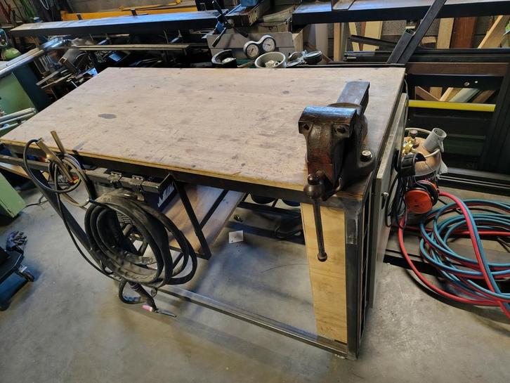 werkbank  op wielen/ lastafel, Doe-het-zelf en Bouw, Werkbanken, Zo goed als nieuw, Ophalen