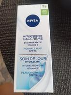 Hydraterende dagcrème Nivea met Spf15, Handtassen en Accessoires, Nieuw, Ophalen