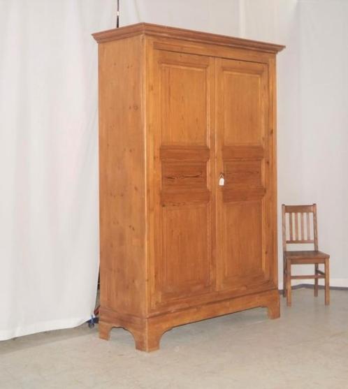 Hoge antieke landelijke kleerkast in pitchpine H 231 B 157, Antiek en Kunst, Antiek | Meubels | Kasten, Ophalen