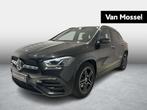 Mercedes-Benz GLA 180 AMG Line + NIGHTPACK + SURROUND VIEW +, Auto's, Mercedes-Benz, Traction-control, Stof, Gebruikt, 4 cilinders