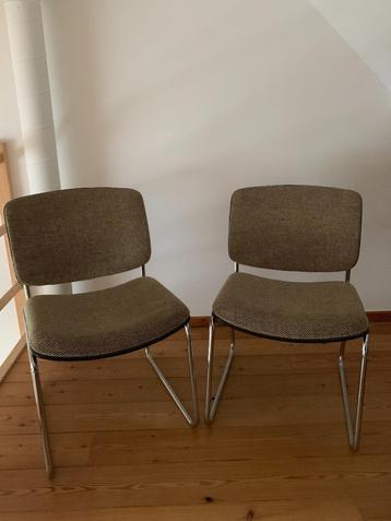 Vintage stoelen beschikbaar voor biedingen