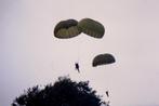orig. dia - para's - parachute met ineengedraaide koorden, Verzamelen, Militaria | Algemeen, Foto of Poster, Landmacht, Verzenden