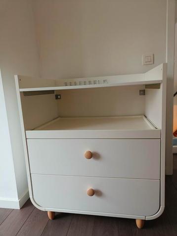 Verzorgingstafel met twee schuiven  beschikbaar voor biedingen