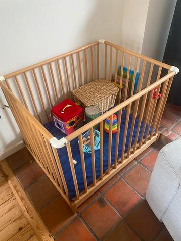Houten verstelbare kinderbox met speelkussen. beschikbaar voor biedingen
