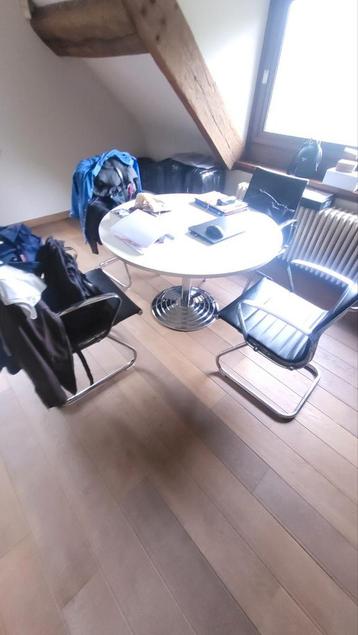 Table et chaises beschikbaar voor biedingen