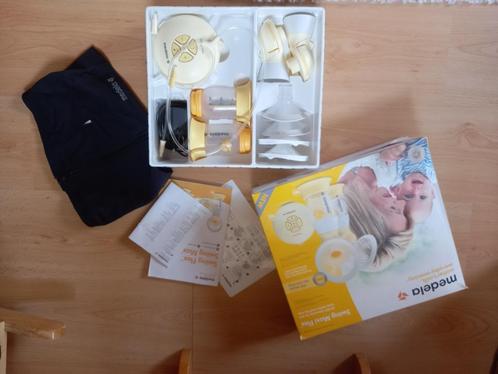 Tire-lait électrique double pompe Medela + brassière, Kinderen en Baby's, Babyvoeding en Toebehoren, Zo goed als nieuw, Borstkolf