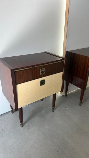 Vintage nachtkastjes beschikbaar voor biedingen