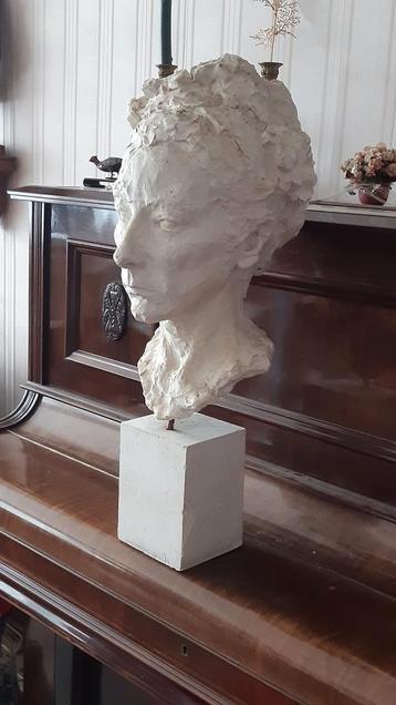 Portret van een dame beschikbaar voor biedingen