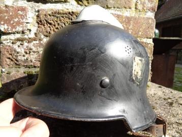 WO 2 brandweerhelm met aluminium kam, met sporen van decal disponible aux enchères