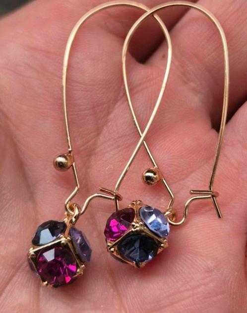 Zeer mooie goudkleurige oorbellen met roze en paarse crystal, Handtassen en Accessoires, Oorbellen, Zo goed als nieuw, Roze, Ophalen of Verzenden