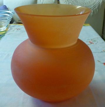 Vase translucide à la jolie couleur abricot, hauteur 25cm