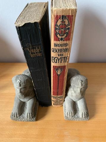 2 sphinxen boekensteunen + oud boek Egypte 1925 beschikbaar voor biedingen