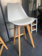 Witte stoelen met houten poten, Huis en Inrichting, Barkrukken, Gebruikt, 90 cm of meer, 2 krukken, Ophalen