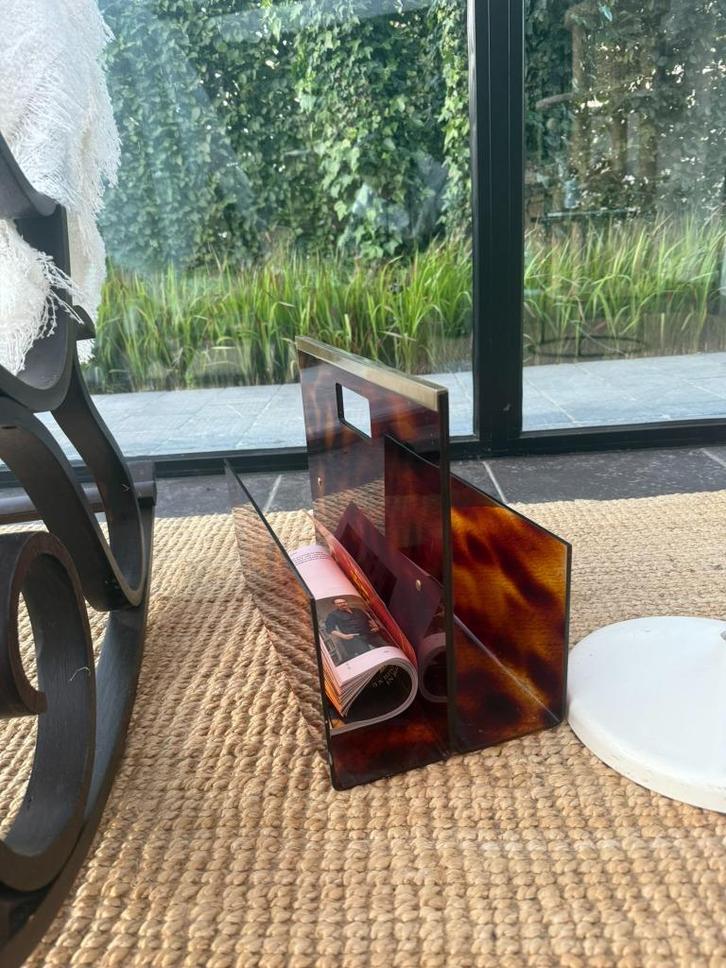 Michel Dumas - Design gefumeerde plexi kranten/magazinehoude, Huis en Inrichting, Woonaccessoires | Krantenbakken en Lectuurbakken
