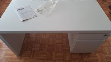 Mooie en praktische IKEA MALM bureau – zo goed als nieuw!, Huis en Inrichting, Bureaus, Ophalen, Zo goed als nieuw, Bureau