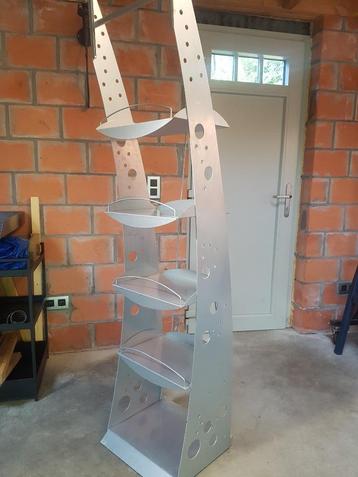 Metalen decoratierek, opslagrek beschikbaar voor biedingen