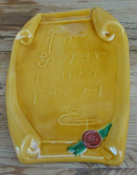 Keramieke schaal in de vorm van een brief met lakzegel, Antiek en Kunst, Curiosa en Brocante, Ophalen of Verzenden