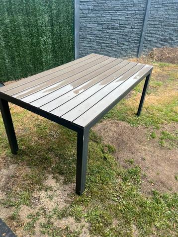 Tuintafel beschikbaar voor biedingen