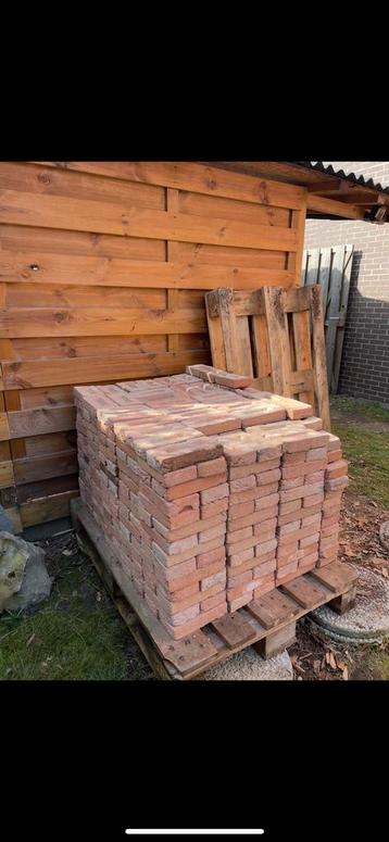 Volle bakstenen beschikbaar voor biedingen