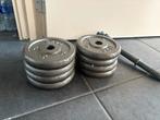 Metalen gewichtschijven + kleine bar en klemmen, Sport en Fitness, Fitnessmaterialen, Ophalen, Zo goed als nieuw