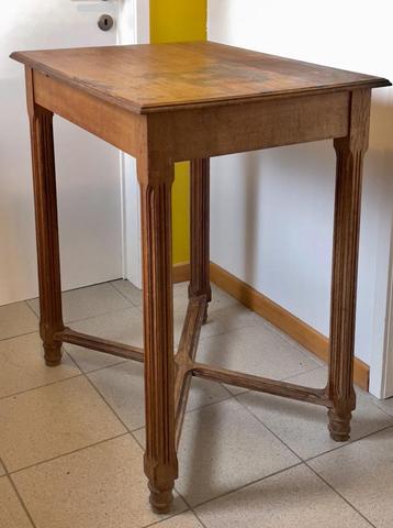 Massief eiken tafeltje beschikbaar voor biedingen