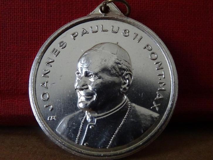 Medaillon Paus Johannes Paulus II en Heilige Benedictus 3cm, Verzamelen, Religie, Zo goed als nieuw, Christendom | Katholiek, Sieraad