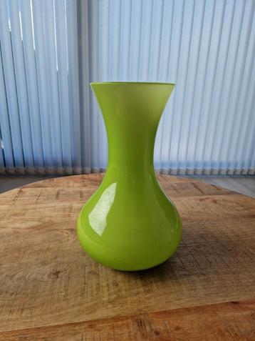Groen vaasje beschikbaar voor biedingen