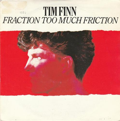 45T: Tim Finn: Fraction too much friction    PopRock, CD & DVD, Vinyles Singles, Utilisé, Single, Rock et Metal, 7 pouces, Enlèvement ou Envoi