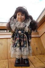 2 poppen op staander, Ophalen of Verzenden, Zo goed als nieuw, Pop