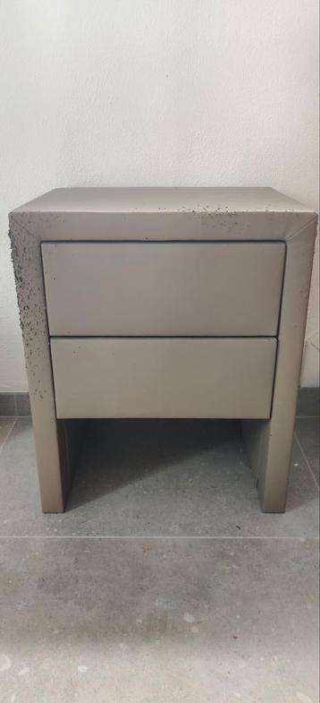 Gratis 2 nachtkastjes (nieuwe bekleding nodig) beschikbaar voor biedingen