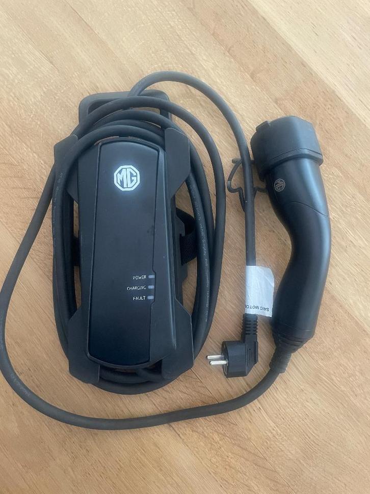 Chargeur domestique EV/PHEV (MG) 6 m, universel,avec support, Autos : Divers, Bornes de recharge, Comme neuf, Borne de recharge et Câble de charge