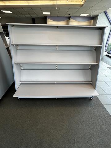 Winkelinrichting: boekenrek beschikbaar voor biedingen