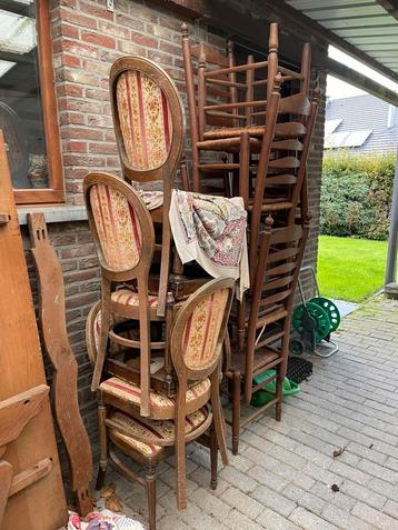 Gratis houten stoelen 2 x set van 6 beschikbaar voor biedingen