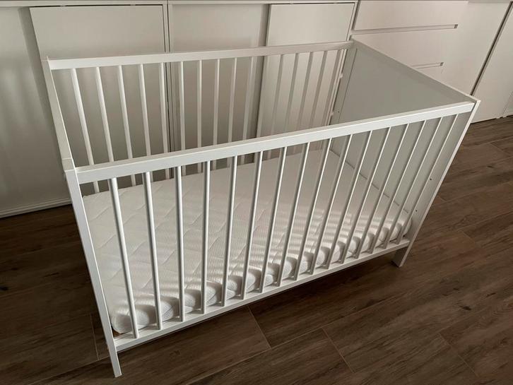 Witte ledikant Anett met matras nieuwstaat, Kinderen en Baby's, Babywiegjes en Ledikanten, Zo goed als nieuw, Ledikant, Ophalen