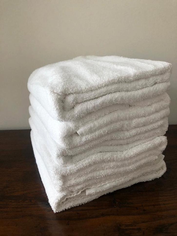 Nieuwe Badhanddoeken 6 Stuks kleur wit, Huis en Inrichting, Badkamer | Badtextiel en Accessoires, Nieuw, Handdoek, Wit, Ophalen