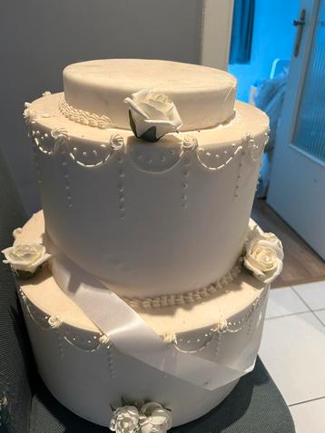 Fausse pièce montée en plastique – Décoration beschikbaar voor biedingen