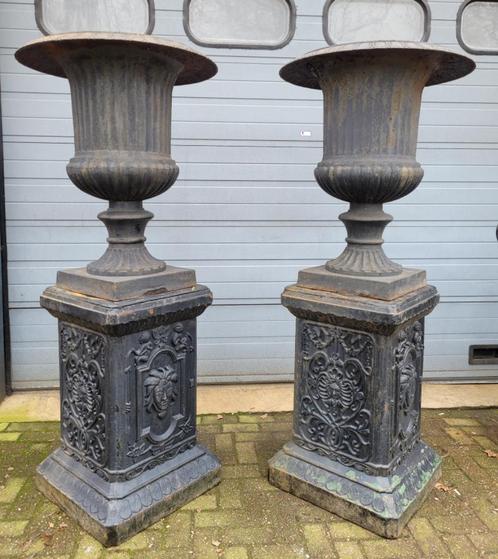 Set antieke gietijzeren vazen op zuil, Tuin en Terras, Tuinvazen, Zo goed als nieuw, Ophalen of Verzenden