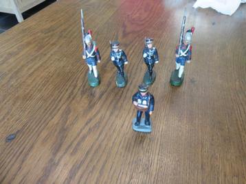 2 Gendarmes, 1 facteur et 2 grenadiers figurines MADE IN BEL