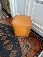 ORIGINELE VINTAGE POEF ZITBANKJE BRUINGEEL FAUX LEER WIEL, Enlèvement ou Envoi, Utilisé, Carré, Autres matériaux