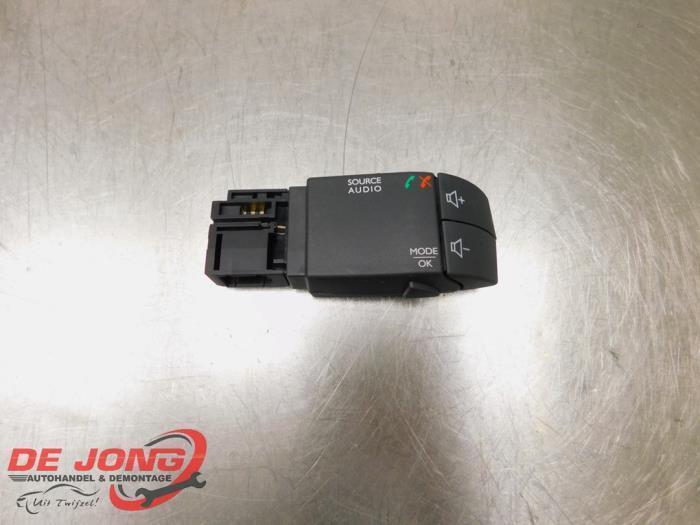 Commande radio volant d'un Renault Clio, Autos : Pièces & Accessoires, Commande, Renault, Utilisé, 3 mois de garantie, Enlèvement ou Envoi