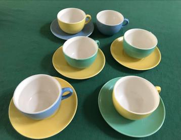 Vintage pastelkleurige koppen beschikbaar voor biedingen