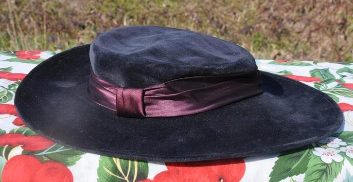 chapeau capeline velours et satin, Vêtements | Femmes, Chapeaux & Casquettes, Porté, Chapeau, 55 cm (S, 6⅞ pouces) ou moins, Enlèvement ou Envoi
