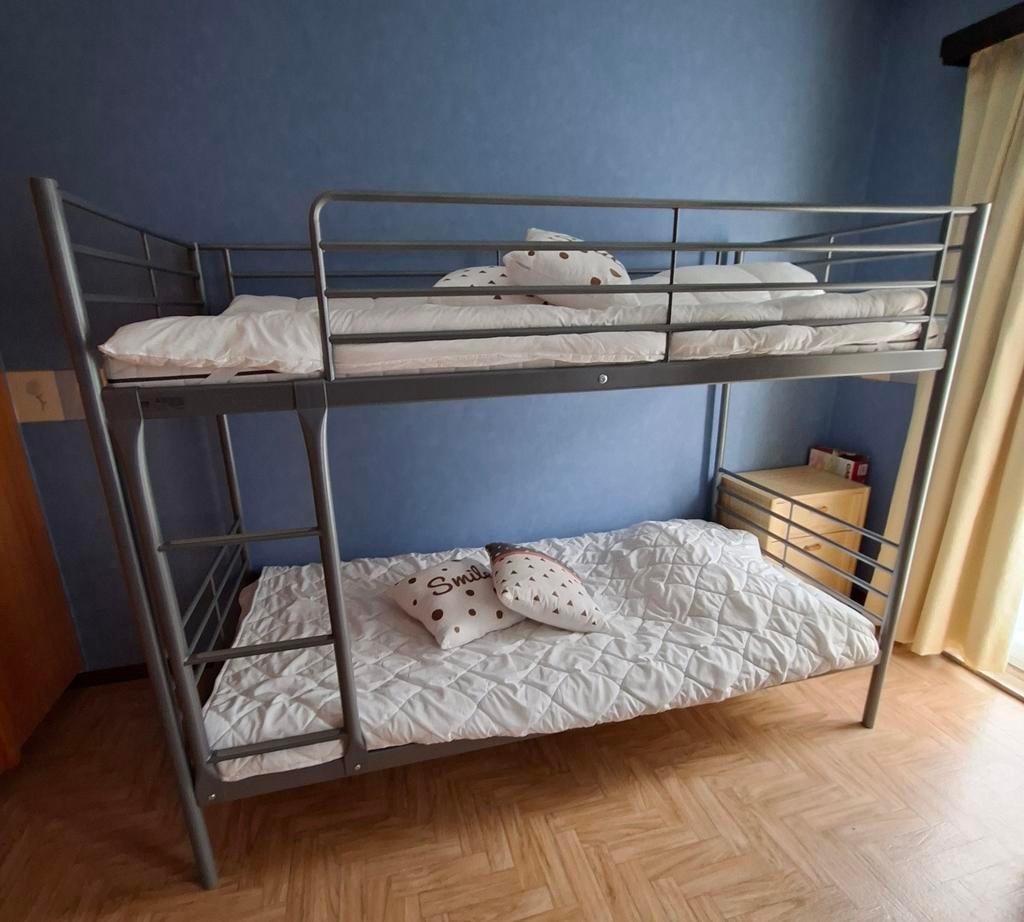 Stapelbed in goede staat - metaal - grijze kleur, Huis en Inrichting, Slaapkamer | Stapelbedden en Hoogslapers, Ophalen, Stapelbed